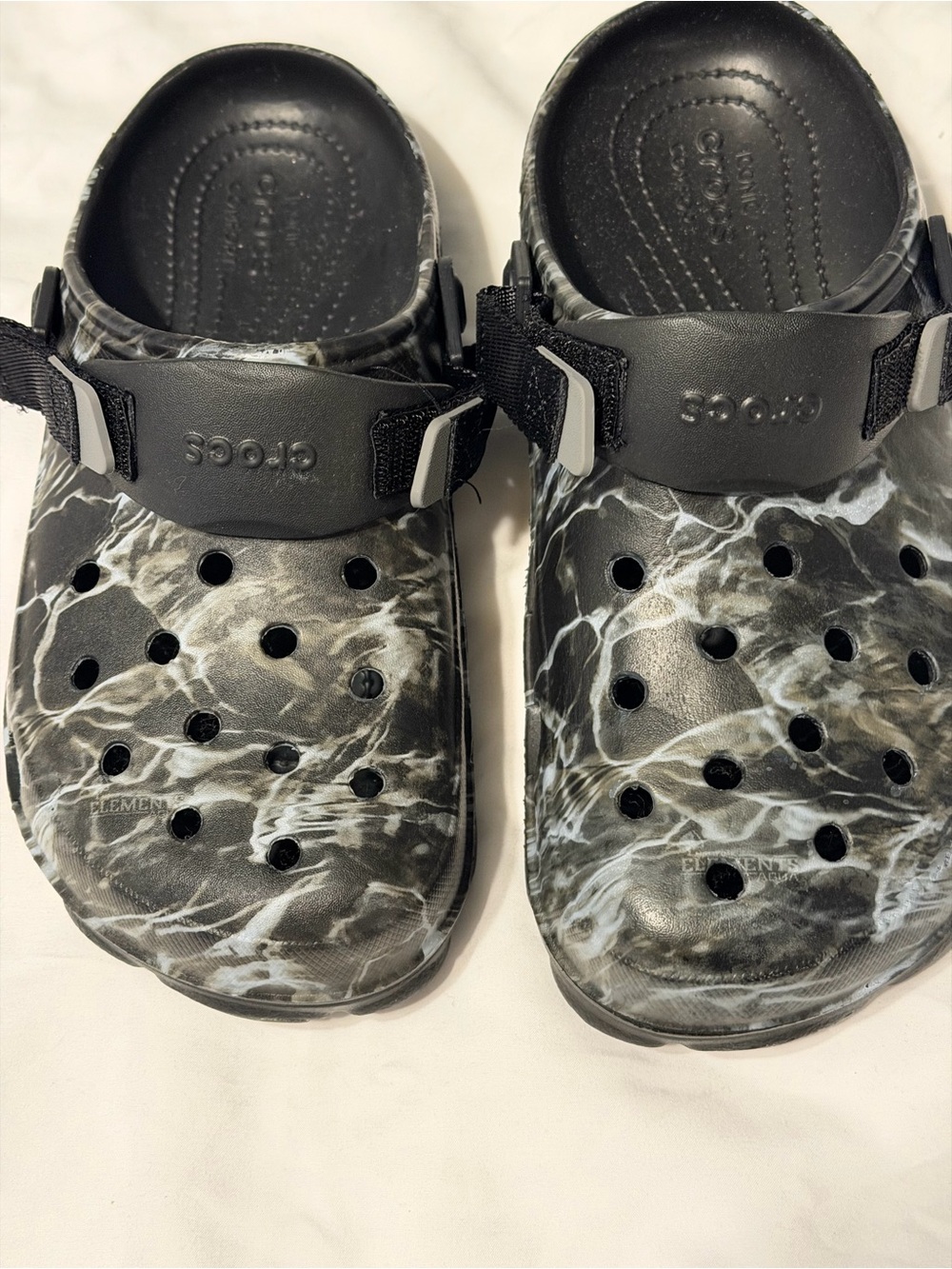 Crocs men’s Classic Clog in Black Marble